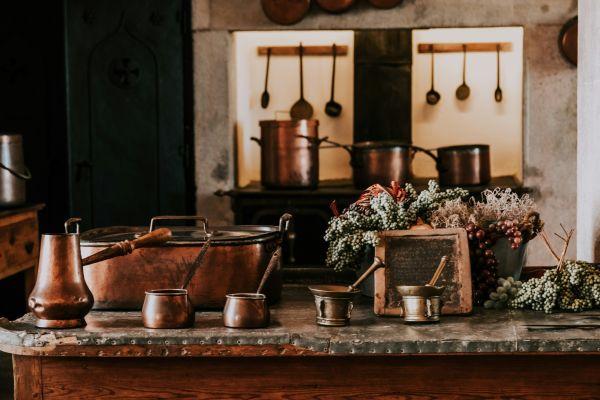 Displaying vintage kitchenware on your farmhouse kitchen open shelving