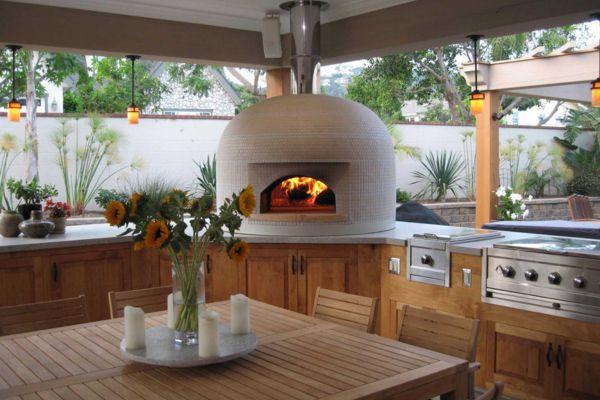 Outdoor Kitchen with Pizza Oven